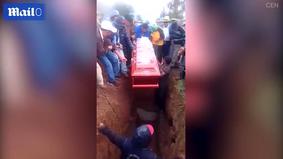 Мужчина упал в могилу на похоронах и опрокинул гроб