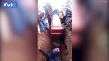 Мужчина упал в могилу на похоронах и опрокинул гроб