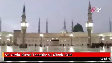 Mədinə şəhəri su altında qaldı