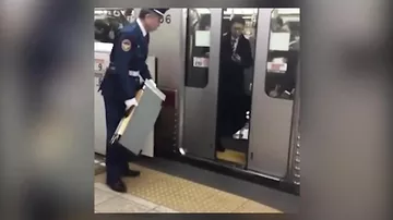 Вежливые пассажиры метро породили спор в сети