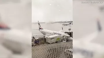 Мощный торнадо переломал самолеты, искалечил пассажиров и попал на камеры