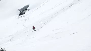 Лыжник чудом остался жив после опасного трюка в горах