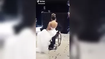 Друзья помогли жениху исполнить свадебный танец с невестой