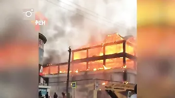 Охваченный огнем ТЦ в Дагестане начал рушиться