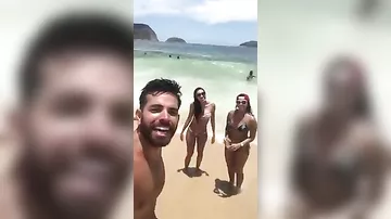 Волна испортила селфи троим отдыхающим в Бразилии
