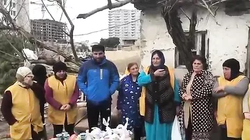 Kamil Zeynallı süpürgəçilərə sovqat payladı: "İçəridəki qardaşlarımız göndərib"