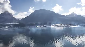 В Австрии самолет "нырнул" в озеро во время авиашоу