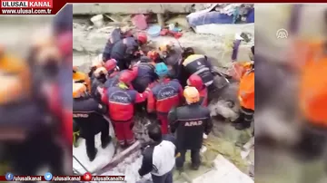 В Стамбуле спасен подросток, который провел под завалами обрушившегося дома 45 часов