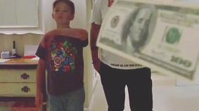 Интернет-пользователи раскритиковали Потапа за видео с летающими долларами