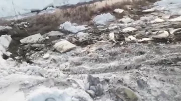 Очевидцы вычерпывали спирт ведрами на месте ДТП со спиртовозом