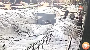 Трактор насмерть задавил пенсионерку из Саратова во время уборки снега
