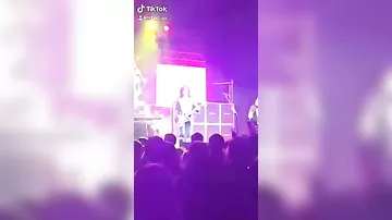 Гитарист трибьют-группы Kiss не заметил, как загорелся на сцене