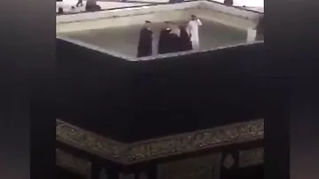 Məhəmməd bin Salman Kəbə ətrafında gedən təmir prosesini izləmək üçün Kəbənin üstünə çıxıb