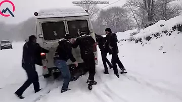 Снег парализовал движение на дороге Баку-Шамахы