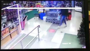 Грабитель решил добить владельца магазина и получил от него 5 пуль