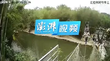 Веревочный мост с туристами рухнул в Китае