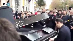 Пианист исполнил Imagine Леннона на месте теракта в Париже