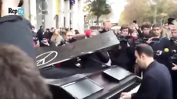 Пианист исполнил Imagine Леннона на месте теракта в Париже