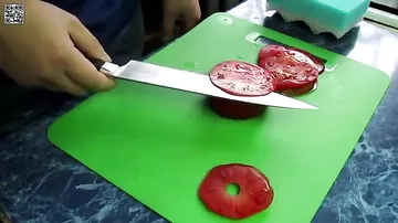 Тест остроты кухонного ножа на помидоре