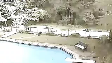 Автомобиль залетел в бассейн