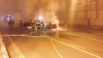 Две машины загорелись после аварии на юге Москвы