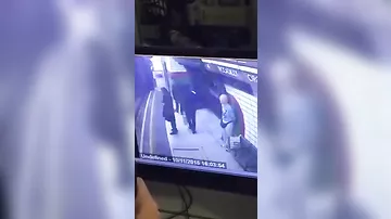 Мужчина толкнул мусульманку под проходящий поезд