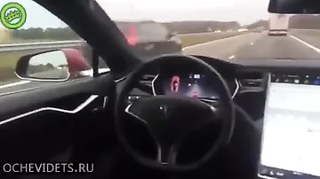 Tesla на автопилоте