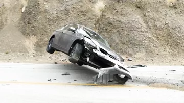 Шокирующее видео: автомобиль влетел в скалу