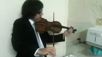 Дуэт скрипача с краном