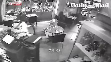 СМИ опубликовали видео из парижского кафе, где произошла перестрелка
