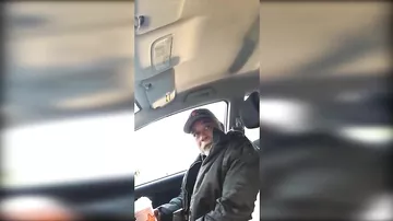 Бездомный расплакался от доброго поступка этого парня