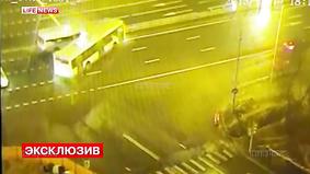 Авария с автобусом и маршруткой в Москве попала на видео