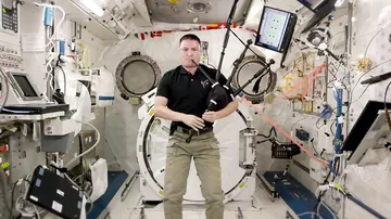 Астронавт NASA исполнил на борту МКС на волынке композицию "О, благодать"
