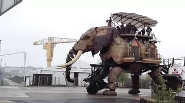 Огромный механический Слон во Франции
