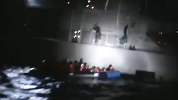 Греческий патруль пытается потопить плот с сирийцами