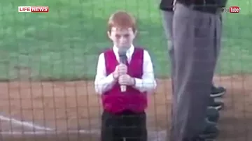 Икающий мальчик исполняет гимн Австралии перед полным стадионом