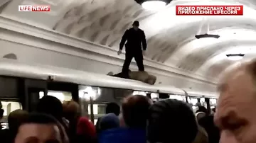 В метро женщина погибла, прыгнув на крышу поезда