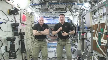 Астронавты NASA показали, как готовить индейку в космосе
