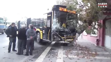 Sürücü infakt keçirdi, avtobus 11 maşına çırpıldı