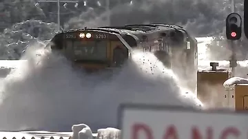 Поезд прорывается сквозь снежные сугробы