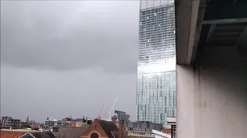 Небоскрёб в Манчестере издаёт пугающие звуки