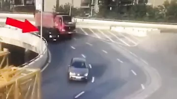 Китаянка выпала из автомобиля следом за своим ребёнком, чудом не угодившим под грузовик​