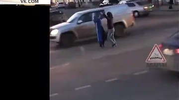 Мужчины станцевали лезгинку среди потока машин в Астрахани