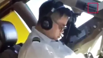 Sükan arxasında yuxuya gedən pilot kameraya düşdü