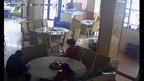 Неопытный водитель внедорожника прервал трапезу посетителей китайского ресторана