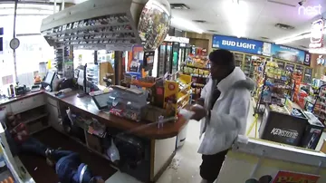 Жестокий преступник поджег покупательницу во время ограбления магазина