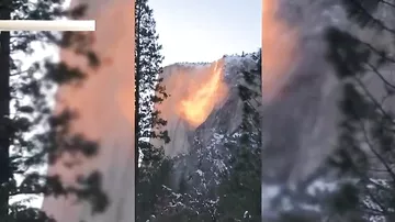«Огненный» водопад изумил туристов в США