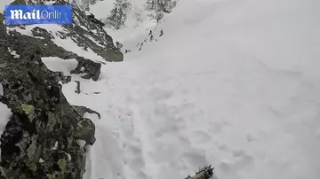Альпинист чудом не упал с заснеженного склона горы в Польше
