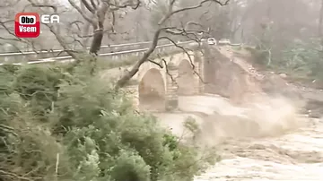 В Греции в прямом эфире рухнул мост
