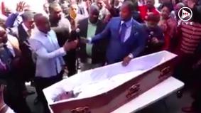 Пастор «возродил из мертвых» лежащего в гробу и стал посмешищем в сети